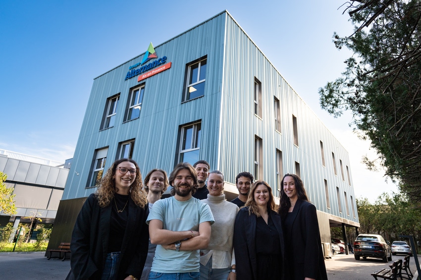 equipe devant le batiment d'aix-en-provence