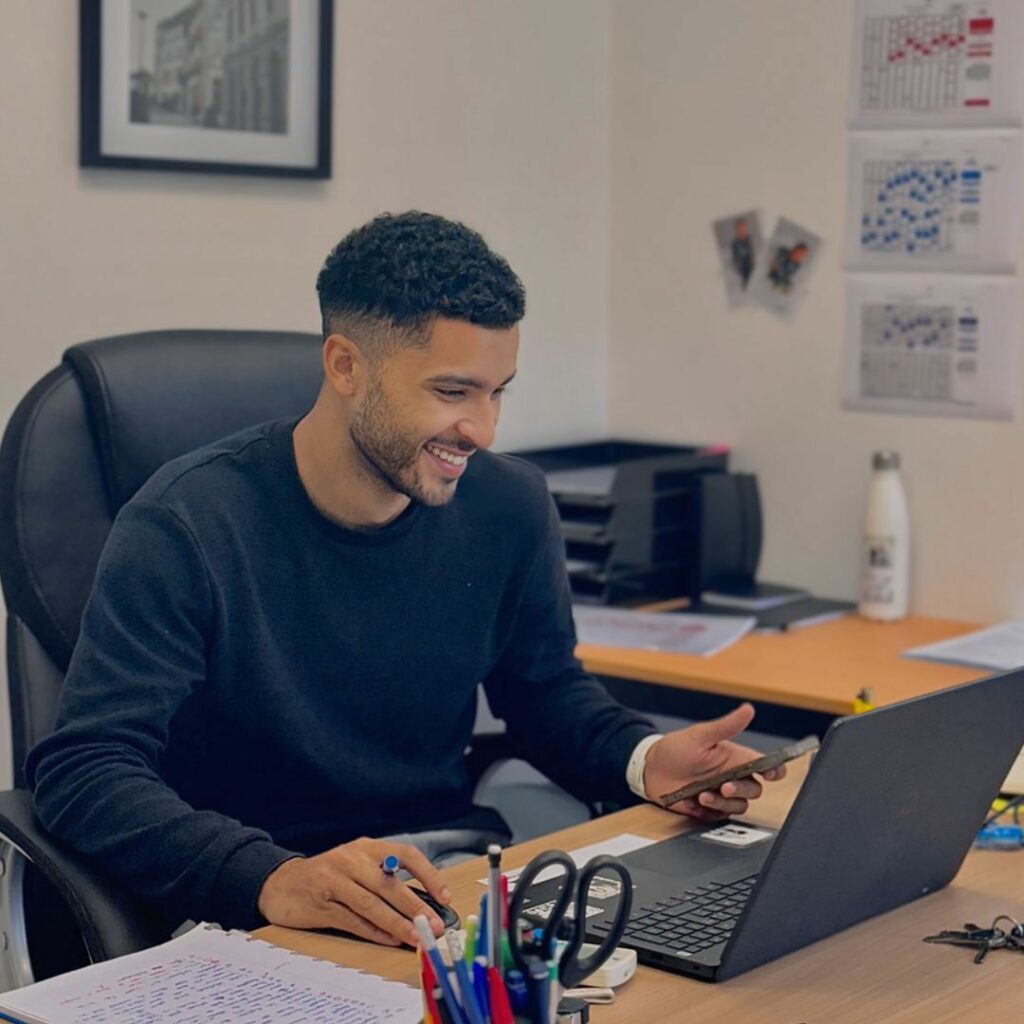 homme à son bureau de groupe alternance brive