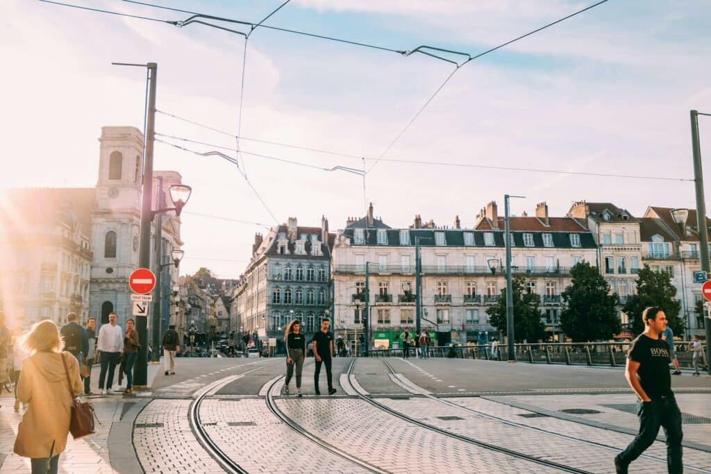 Photo De Personnes Marchant Près Des Lignes De Tramway
Lille