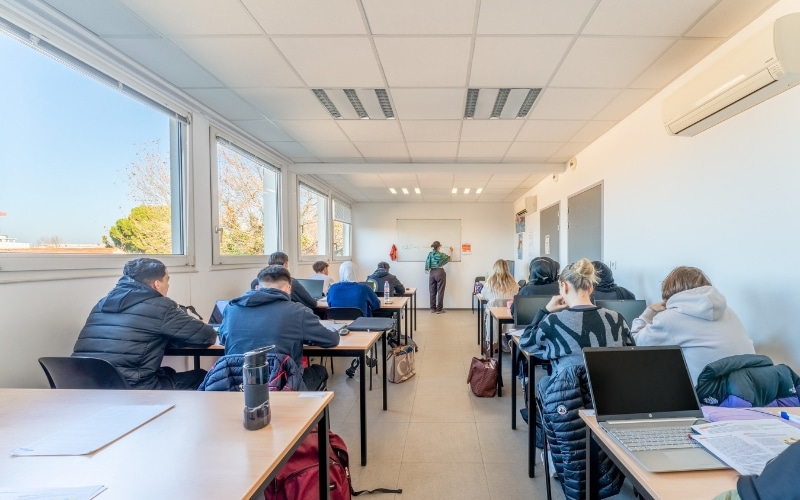 Salle de classe de l'école de commerce en alternance située à Avignon.