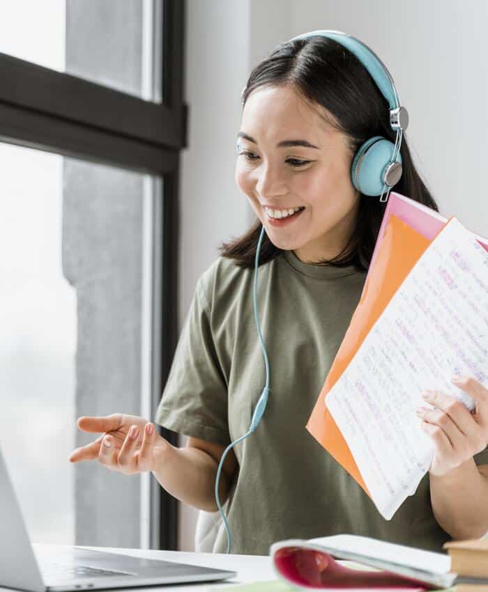 etudiante devant ordinateur