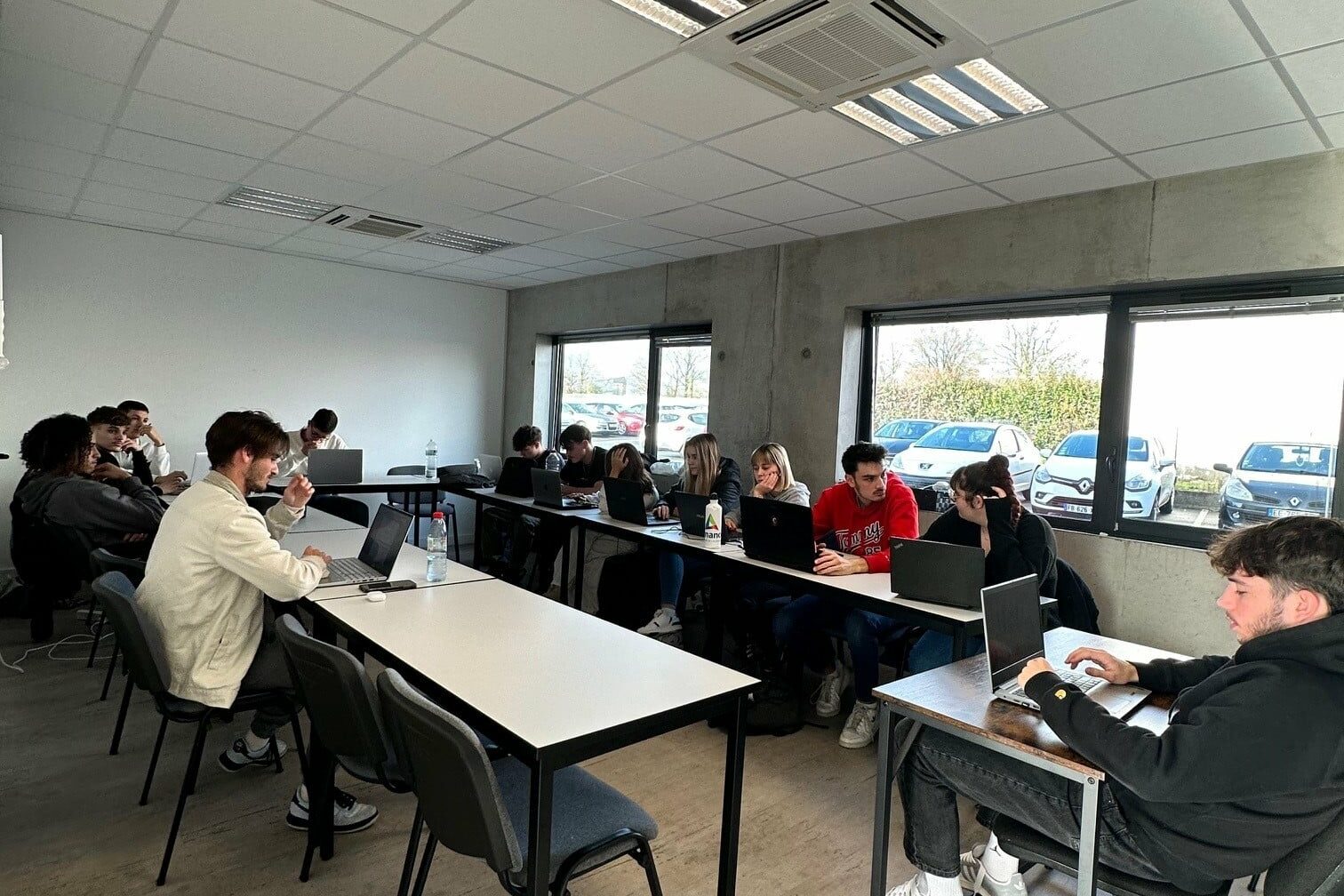 interieur d'une classe école groupe alternance la roche sur yon