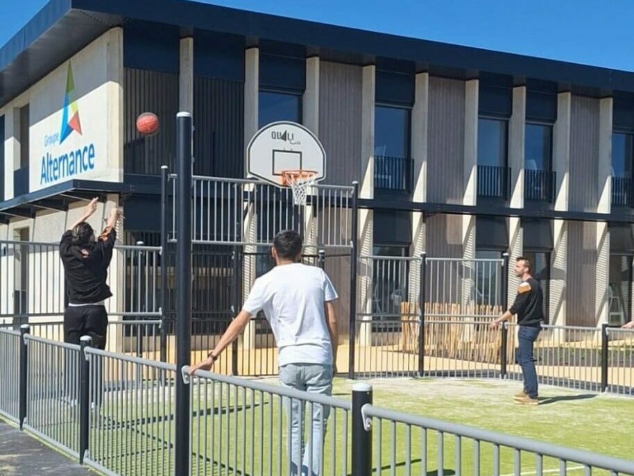 adultes jouant au basket