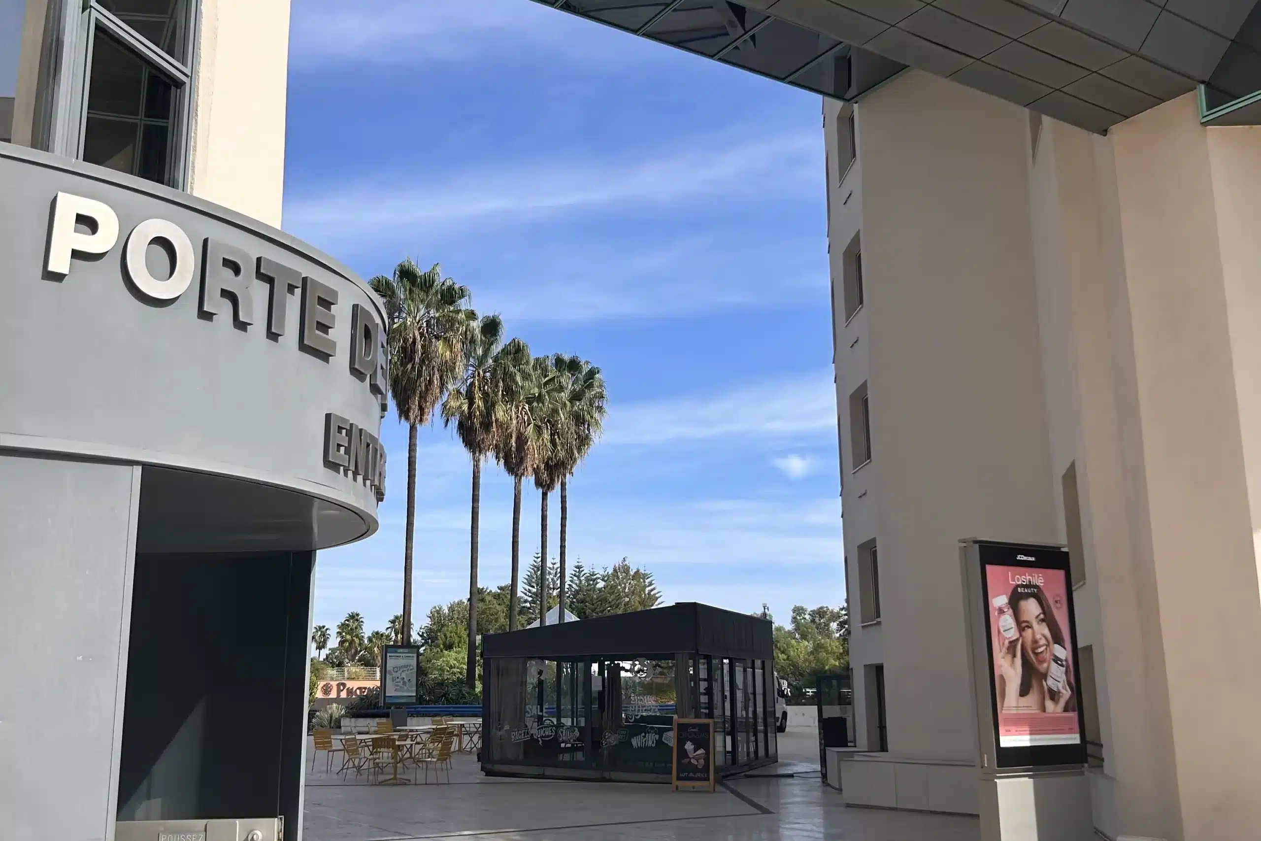 Photo d'une entrée du campus de Groupe Alternance à Nice.