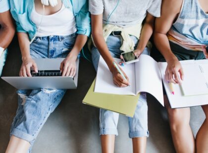 ordinateur, cahier, étudiants