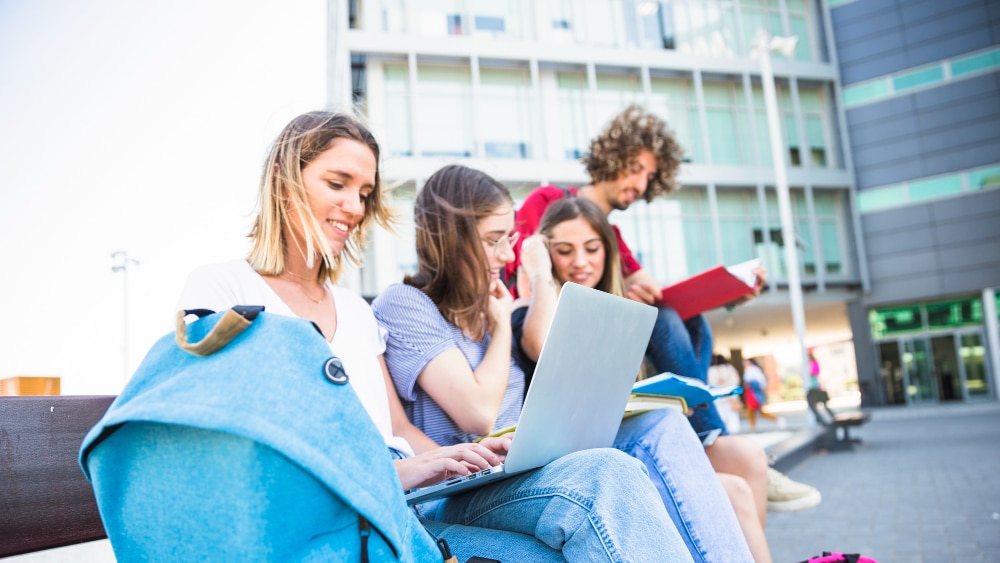 groupe de jeunes étudiants