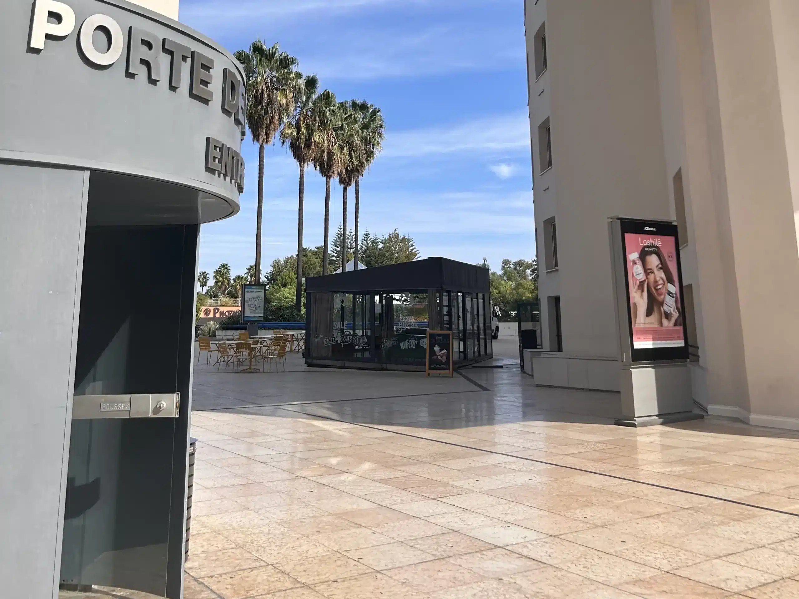 Photo d'une entrée du campus de Groupe Alternance à Nice.