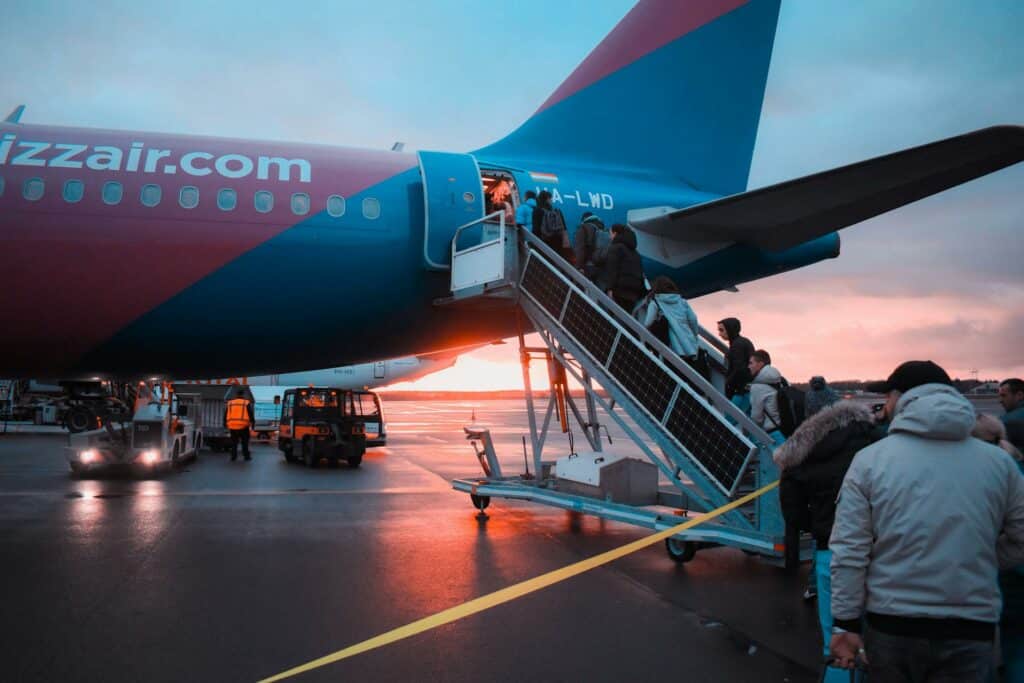 Des passagers montent dans un avions