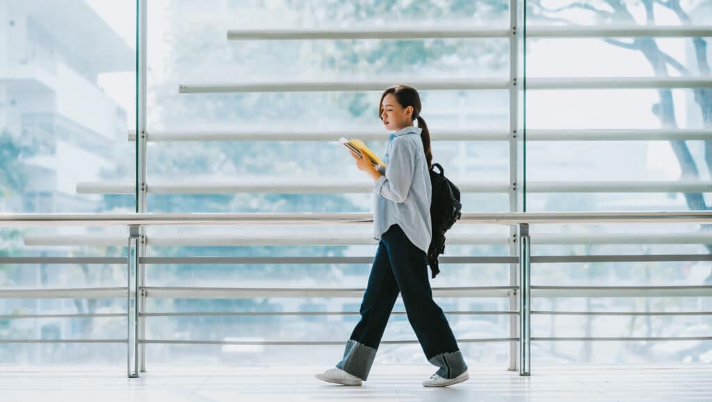 étudiante qui marche dans le coulor de l'école