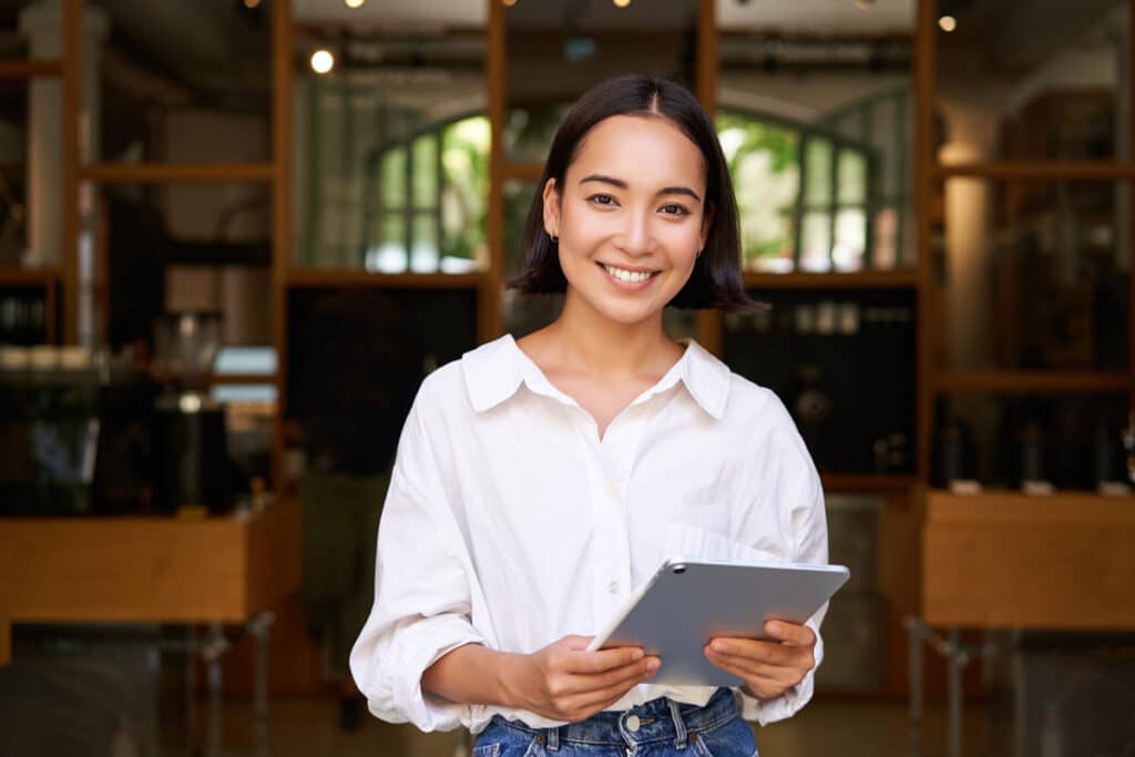 Jeune responsable de boutique souriante