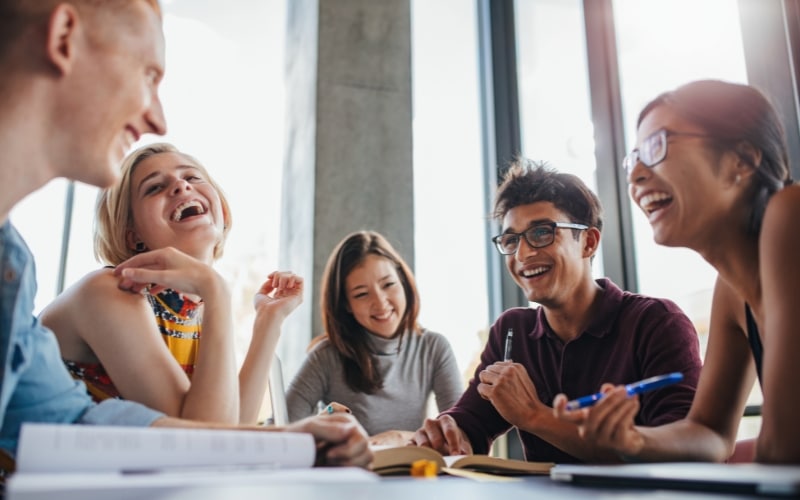 Etudiant réfléchissant a leur avenir pendant les journées portes ouvertes de Groupe Alternance gap.