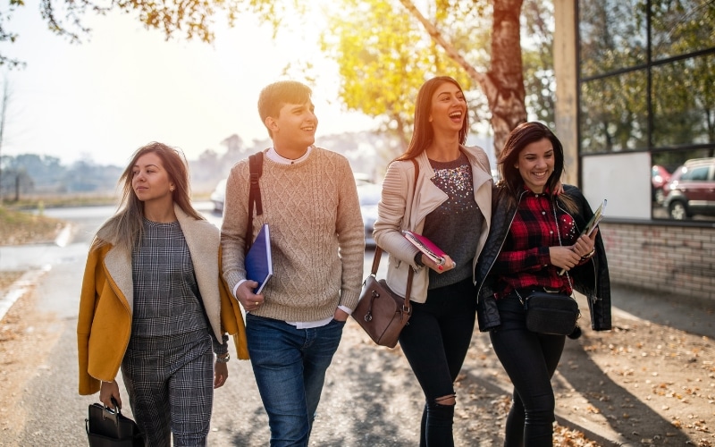 Etudiants se rendant à l'école de commerce Groupe Alternance Gap dans les Hautes Alpes