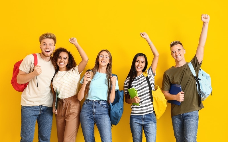 Des étudiants heureux lors de la journée portes ouvertes de l'école de commerce Groupe Alternance Toulon.