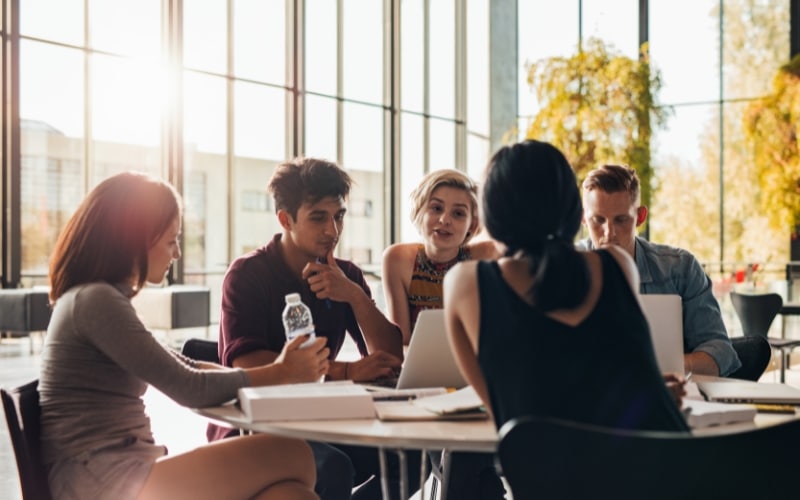 Etudiants en train de réfléchir a leur projet professionnel lors des journée portes ouvertes de l'école de commerce Groupe Alternance Marseille.