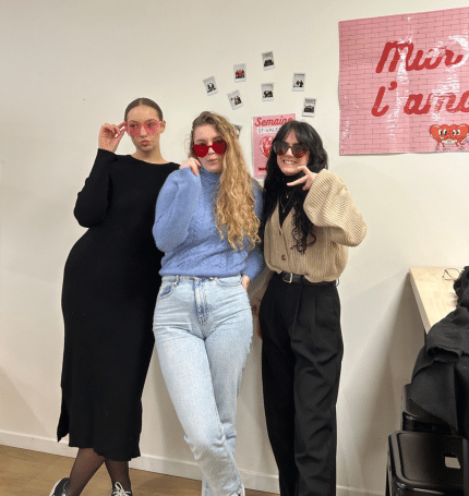 Trois jeunes femmes prennent la pause pour faire une photo de l'amour